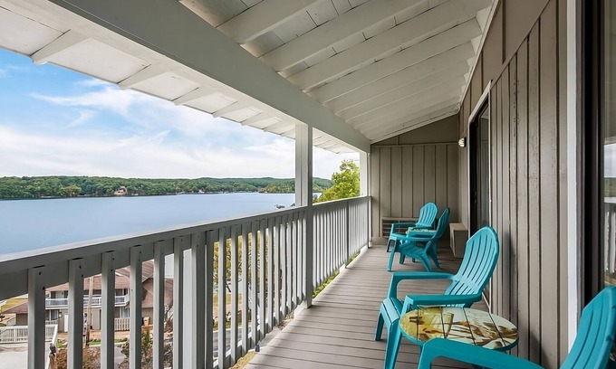 Osage Beach Hotel | Cozy Retreat with Pool, Free Parking & Family-Friendly Amenities
