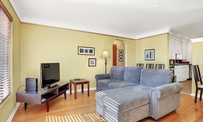 Highland Business House | Discover Nob Hill: Explore Route 66 with Breakfast Included