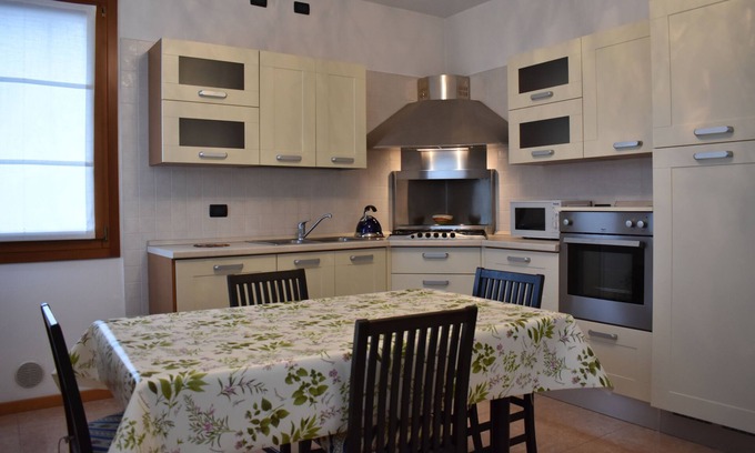 Favaro Veneto Apartment | Discover Your Ideal Escape Near Venice with Free Parking
