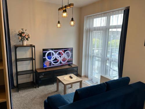 Snipiskes Apartment | Chic Oršos Studio Apartment in Vilnius with Balcony & Breakfast