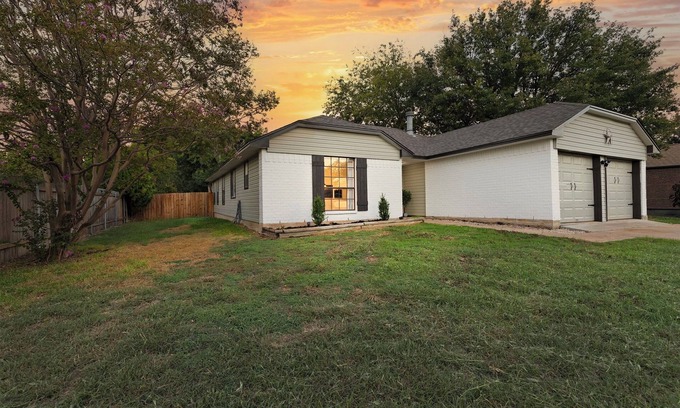 South Creek House | Your House! King Bed 65' TV, Near Kalahari, Local Host + Large Deck