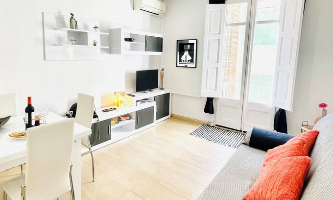 el Camp d'en Grassot i Gracia Nova Apartment | Relax in Sagrada Familia: Balcony, Wifi & Pet-Friendly Stay