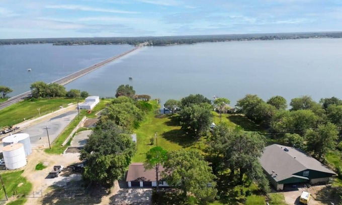 Quinlan House | Your Ideal Lakeside Retreat with Lake Access and Comfort
