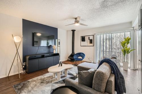 Bouldin Apartment | Your Modern King Suite Getaway - Sleeps 4 - Pool, Prkg