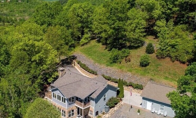 Hiawassee House | Mountain Escape: Year-Round Views and Family-Friendly Fun