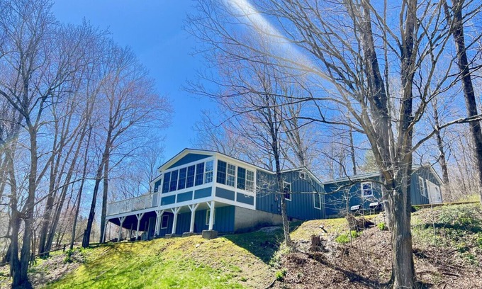 West Arlington House | Discover Your Next Peaceful Getaway with Pet-Friendly Amenities