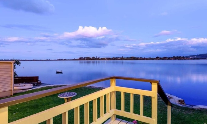 Tauranga House | Your Beachfront Oasis with Direct Access to the Ocean