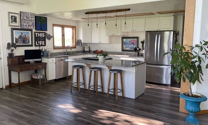 Caldwell Other | Discover Your Own Private Idaho with Ocean View & Spa