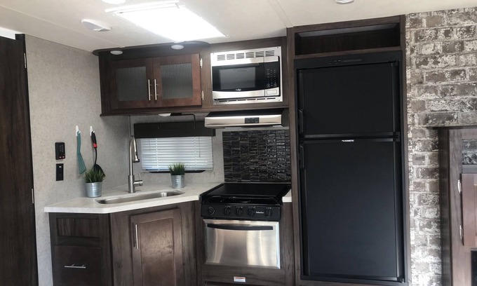 Tracy House | Enjoy Your Own Private RV: Pet & Child Friendly Retreat