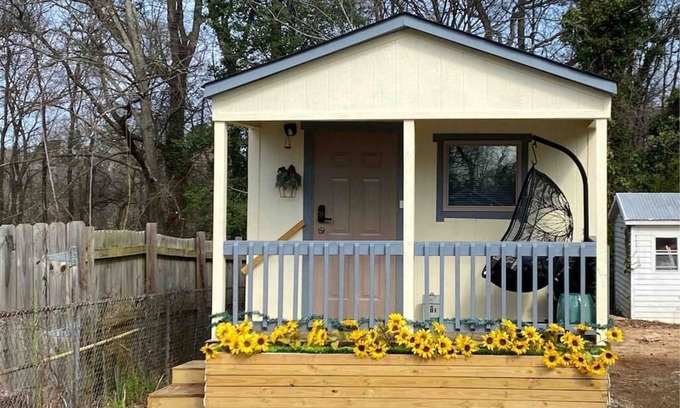 Austell House | Private Tiny Home with Kitchen & Family-Friendly Comfort