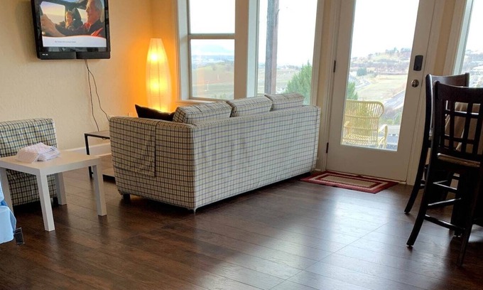 Medford House | Your own slice of paradise! Breathtaking Views!