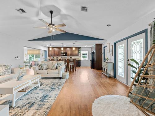 South Venice House | Idyllic Getaway in Venice - Steps from Beaches & Ocean Views
