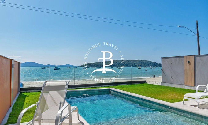 Porto Belo Villa | Relaxing Pé na Areia Retreat with Ocean Views & Pool Access