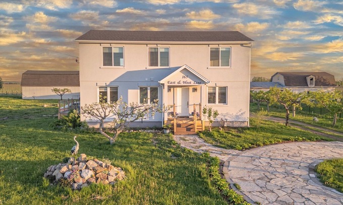 Niagara-on-the-Lake House | Your Peaceful Getaway with Wi-Fi, Coffee & Fresh Veggies