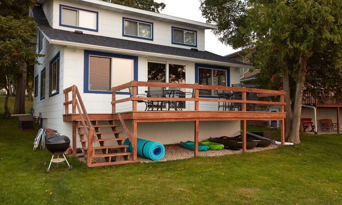 Shawano Cottage | Charming Lakefront Cottage with Spa Near Lambeau Field