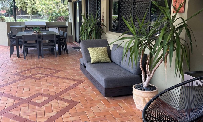 Wondunna House | Your Perfect Family Getaway-The Greenhouse offers a resort like experience.