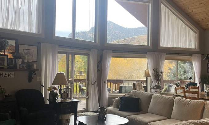 Gardiner Ski Chalet | Discover Your Ideal Getaway with Ocean Views & Breakfast