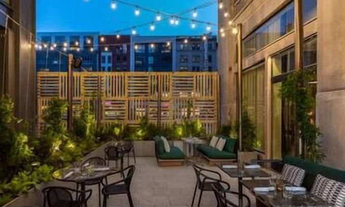 Center City Hotel | Kickstart Your Philly Adventure with Pet-Friendly Comfort!