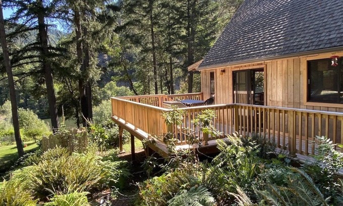 Merlin House | Family-Friendly Getaway on the Scenic Rogue River