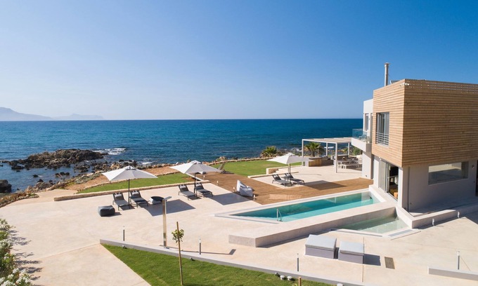 Filaki Villa | Beachfront Villa Resort with Pool and Spa Amenities