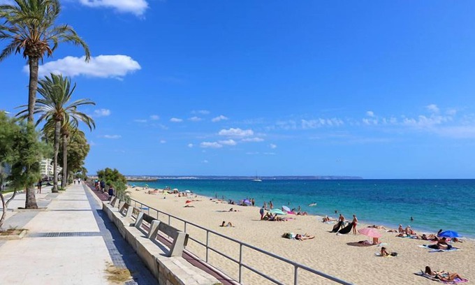 Sant Nicolau House | Your Perfect City View Retreat Awaits with Pet-Friendly Suites