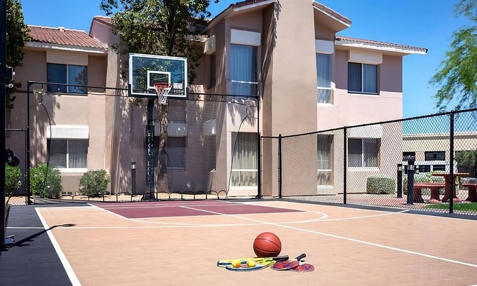 Tempe Hotel | Your Ideal Escape: Outdoor Pool, Free Breakfast & More!