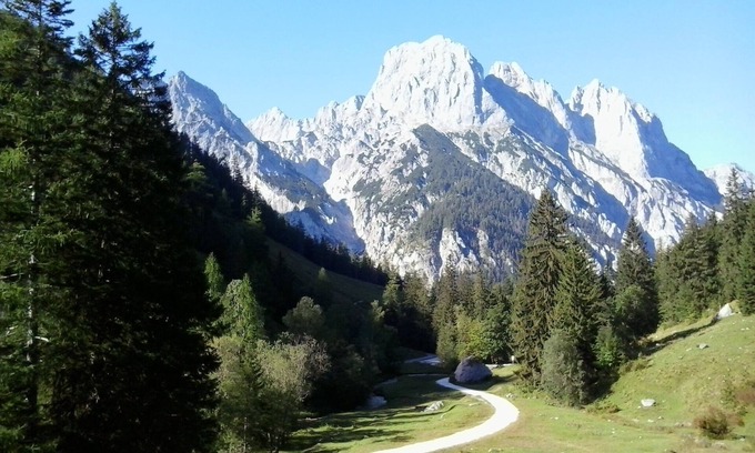Lofer Apartment | Panoramic Studio with Pool & Breakfast Near Loferer Mountains