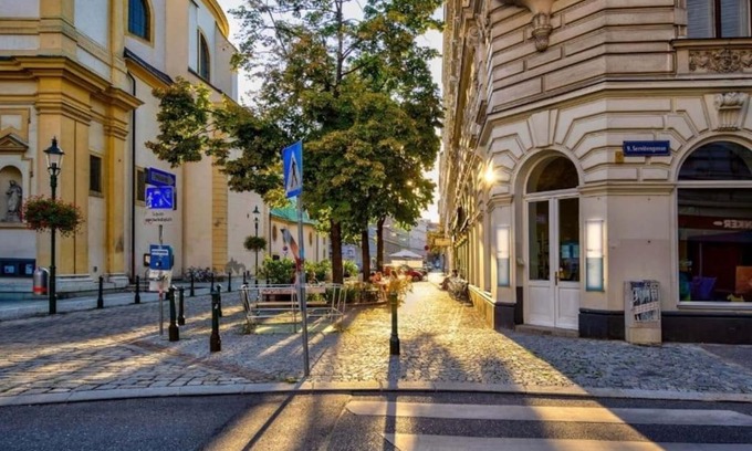 Roßau Apartment | Welcoming Sunny Retreat for Families with High Guest Ratings