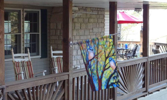 Chillicothe House | Secluded Dog-Friendly Retreat with Spa and Hot Tub Amenities