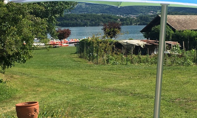Conjux Cottage | Relaxing Retreat by the Lake of Aix les Bains: Pet Friendly