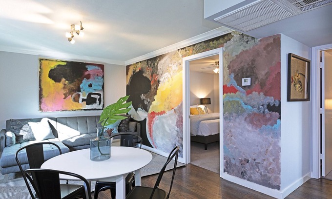 South Central Houston Apartment | Spacious TMC Flats: Accommodates 24, Ideal for Families