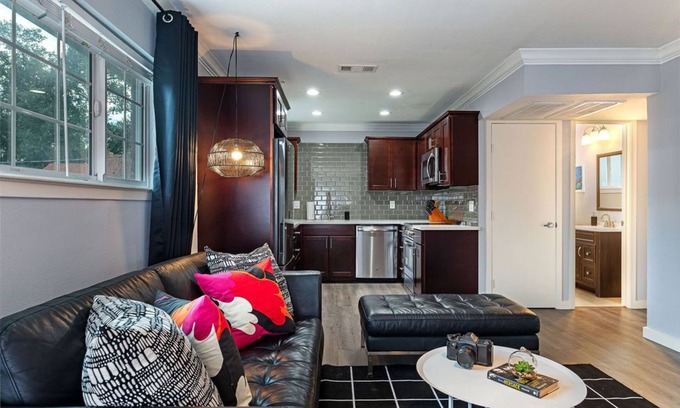 MacGregor Apartment | Spacious TMC Flats: Perfect for Groups with Great Amenities
