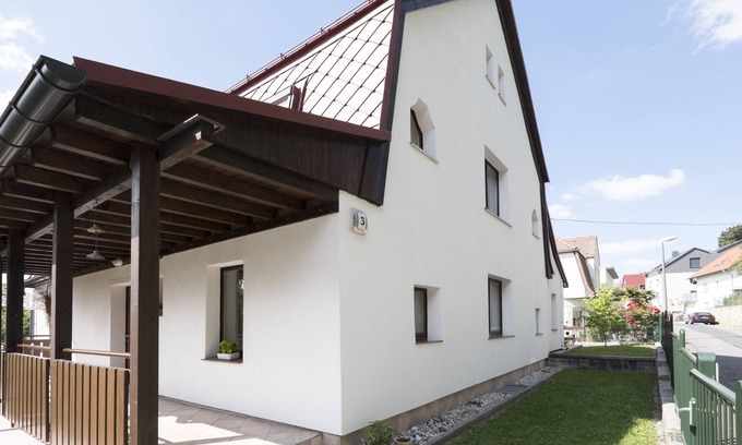 Dolzschen Apartment | Unforgettable Countryside Apartment with Lake View & Spa