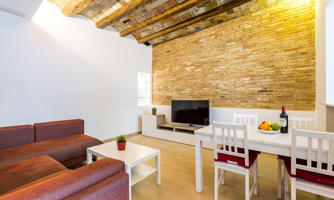 El Putget i Farro Apartment | Cozy 2 Bedroom Apartment with Spa in Gracia's Heart