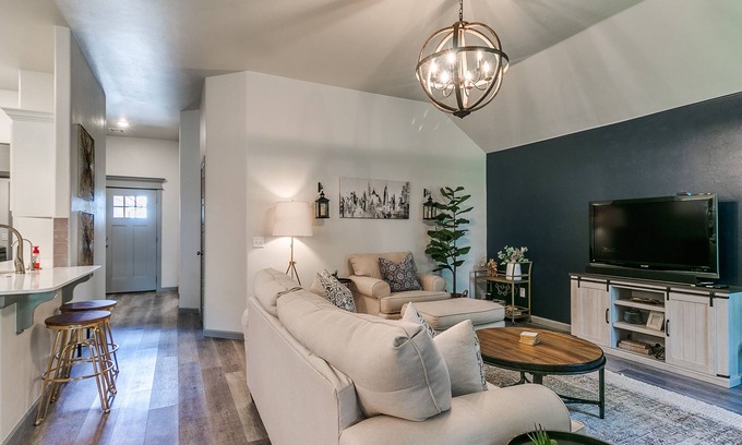 Edmond House | Your Memorable Escape Awaits at Our Cozy Retreat!