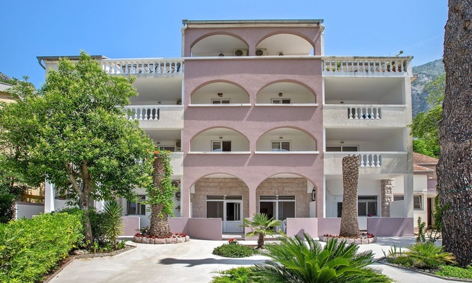 Orahovac Apartment | Your Perfect Family Retreat Awaits You!