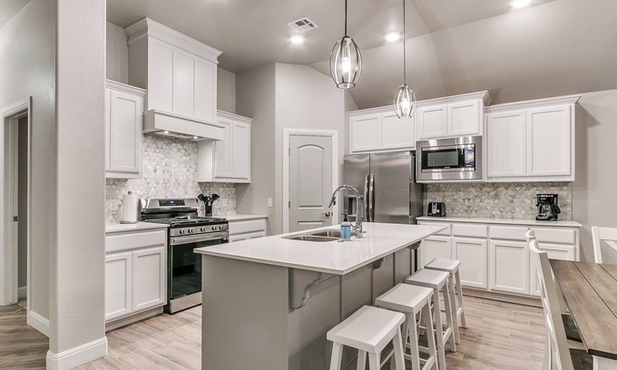 Yukon House | Ideal Home in Prime Location with Family-Friendly Amenities