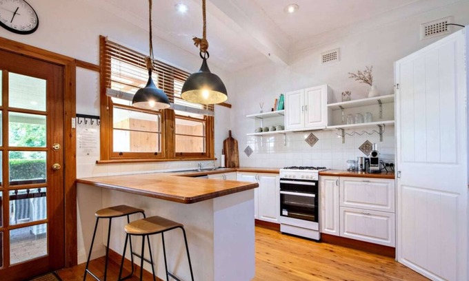 Dubbo House | Cozy Yourie Cottage with Firepit, Lush Gardens & Pets Welcome