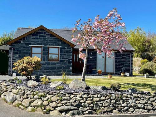 Llanddaniel Fab House | Yr Encil: 4-Star Stay with Pet and Child-Friendly Options