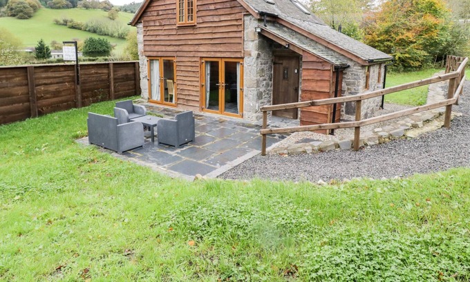 Llanfyllin House | YR HEN EFAIL, pet friendly, character holiday cottage in Llanfyllin