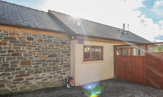 Newcastle Emlyn Cottage | Pet-Friendly YR HEN LLAETHDY with Hot Tub in Newcastle Emlyn