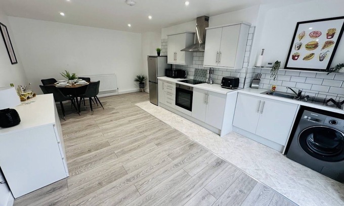 St. Thomas Apartment | Ysgol Corner by PJ Stays