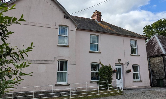 Myddfai House | YSGUBOR FAWR, pet friendly, character holiday cottage in Llandovery