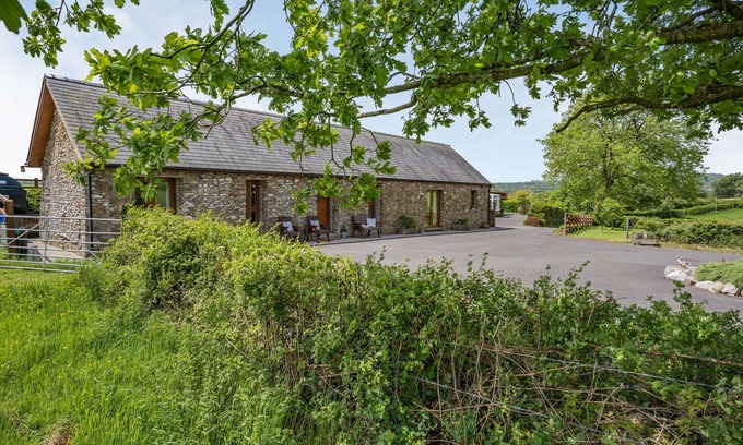 Llanedy Cottage | Family-Friendly Stay at Ysgubor Hir with Kitchen Amenities