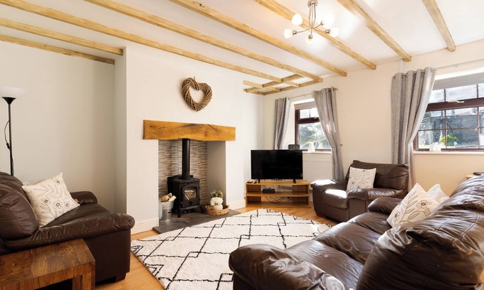 Brondini House | Discover Ysgubor: Guest Rated 10/10 with Family Amenities