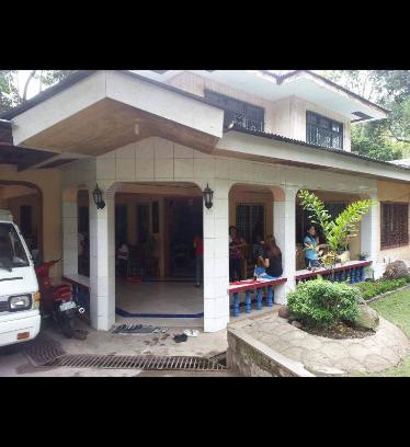 Valencia Bed & Breakfast | Cozy Yuke's Bed & Breakfast with Fireplace and Restaurant