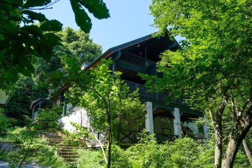 Imazu Apartment | Elegant Yuki-no Hana Sansou: Family-Friendly Retreat
