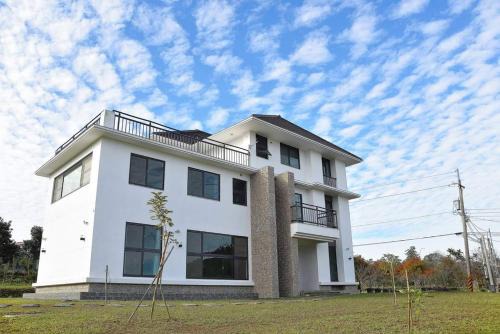 Lugu House | Discover Yun Dan: Ideal for Families with Kitchen Amenities