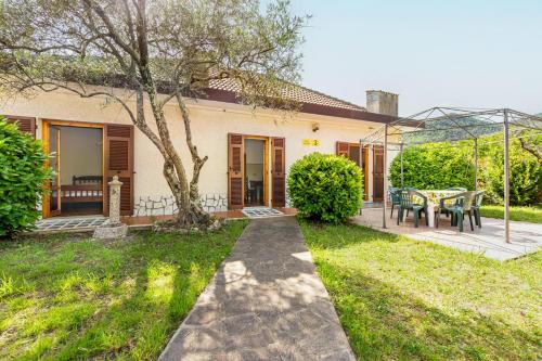 Piazza Apartment | Yunger House: Family-Friendly Oasis with Garden & Balcony