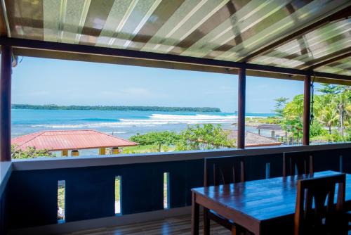 Nias House | Pet-Friendly Yuni Surf House with Oceanfront Bliss